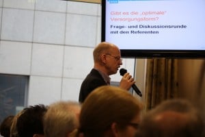 Reinhard Leopold mit Mikrofon