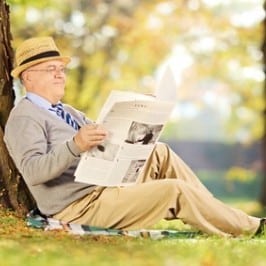 Älterer Mann liest Zeitung, BIVA-Informationen