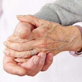 alte Hände, die einandere halten