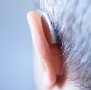 Alter Mann mit Hörgerät