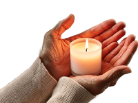 Firefly Hände einer älteren Frau, die eine Kerze halten