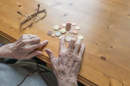 Seniorenhände zählen Geld / Sir Oliver - Fotolia
