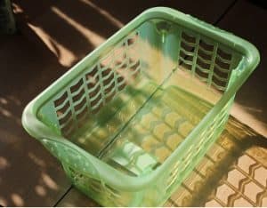 Ein leerer, hellgrüner Wäschekorb