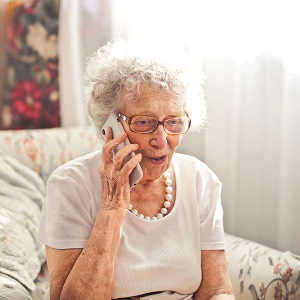 Seniorin telefoniert