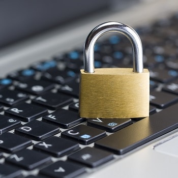 Ein Vorhängeschloss steht auf den Tasten einer Computer-Tastatur