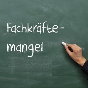 Tafel mit Auschrift Fachkräftemangel